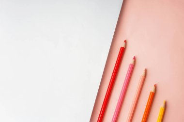 Okula dönüş konsepti. Kalem, kalem, suluboya ve diğerleri gibi kırtasiyelerin düz görünümü ışık arkaplan üzerinde yaratıcı olarak düzenlenmiştir.