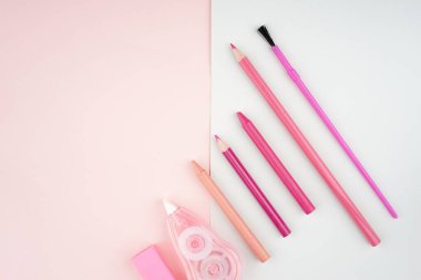 Okula dönüş konsepti. Kalem, kalem, suluboya ve diğerleri gibi kırtasiyelerin düz görünümü ışık arkaplan üzerinde yaratıcı olarak düzenlenmiştir.