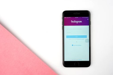 KUALA LUMPUR, MALAYSIA - 27 Şubat 2018: Apple iPhone 'daki Instagram uygulaması. Instagram, 800 milyondan fazla kullanıcıyla fotoğraf ve video paylaşmak için popüler bir sosyal medya uygulamasıdır..