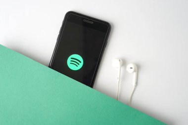 KUALA LUMPUR - 27 Şubat 2018: Akıllı telefondaki uygulamayı bozmak. Spotify popüler bir çevrimiçi müzik yayınlama servisidir..