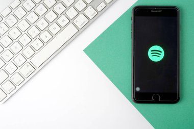 KUALA LUMPUR - 27 Şubat 2018: Akıllı telefondaki uygulamayı bozmak. Spotify popüler bir çevrimiçi müzik yayınlama servisidir..