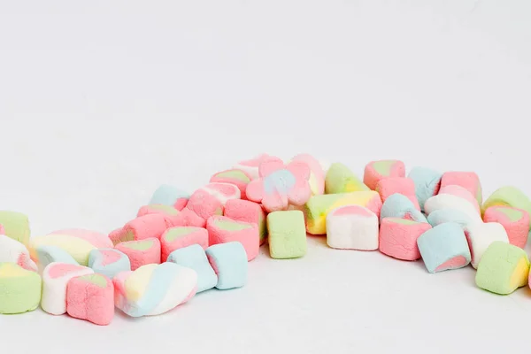 Creatieve Arrangement Van Kleurrijke Snoepjes Snoepjes Witte Achtergrond — Stockfoto