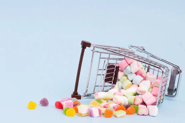 Kreatywny Układ Kolorowych Cukierków Słodyczy Pastelowym Tle — Zdjęcie stockowe