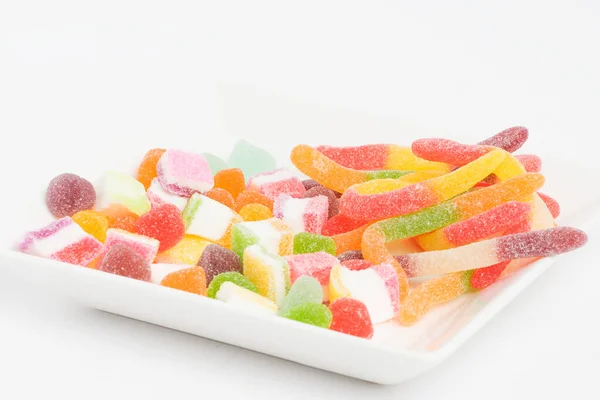 Kreative Anordnung Von Bunten Bonbons Und Süßigkeiten Auf Weißem Hintergrund — Stockfoto