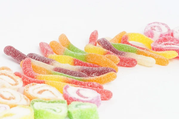 Kreative Anordnung Von Bunten Bonbons Und Süßigkeiten Auf Weißem Hintergrund — Stockfoto