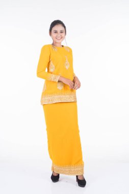 Çeşitli pozlarda güzel bir Asyalı kadın model modern kurung giyiyor, beyaz arka planda izole edilmiş bir Malezya geleneksel giysisi. Güzellik ve moda konsepti. Tam boy portre