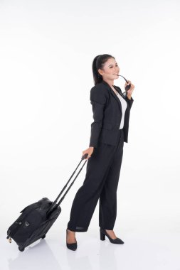 İş gezisinde olan bir iş kadını, beyaz arka planda izole edilmiş bavulları var. Seyahat veya iş konsepti için kesime, manipülasyona veya bileşik çalışmalara uygundur.