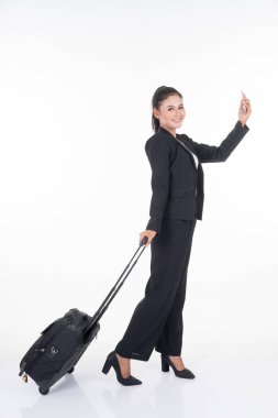 İş gezisinde olan bir iş kadını, beyaz arka planda izole edilmiş bavulları var. Seyahat veya iş konsepti için kesime, manipülasyona veya bileşik çalışmalara uygundur.