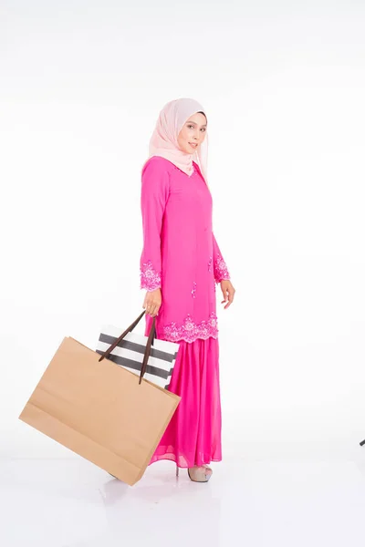 Modelo Femenino Musulmán Hermoso Excitado Kurung Moderno Rosa Tradicional Que —  Fotos de Stock