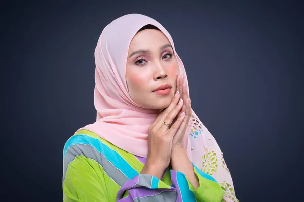 Potret Kepala Dari Model Wanita Muslim Yang Cantik Mengenakan Kaftan — Stok Foto