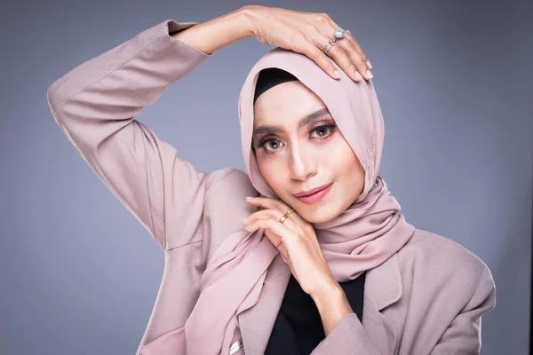 Huvudskott Vacker Muslimsk Kvinnlig Modell Hijab Och Kontorskläder Isolerad Grå — Stockfoto