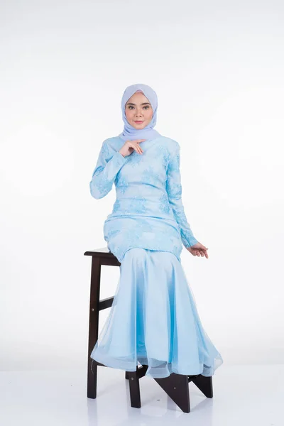 Modelo Feminino Muçulmano Atraente Vestindo Azul Pastel Moderno Kurung Com — Fotografia de Stock