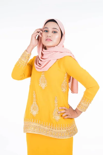 Mooi Vrouwelijk Moslim Model Verschillende Poses Met Moderne Kurung Hijab — Stockfoto