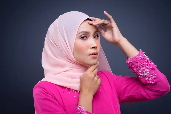 Huvudskott Porträtt Vacker Kvinnlig Muslimsk Modell Bär Rosa Kurung Med — Stockfoto