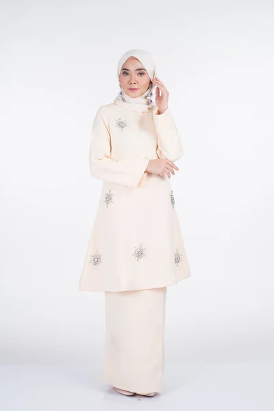 Mooi Vrouwelijk Moslim Model Verschillende Poses Met Kurung Pahang Hijab — Stockfoto