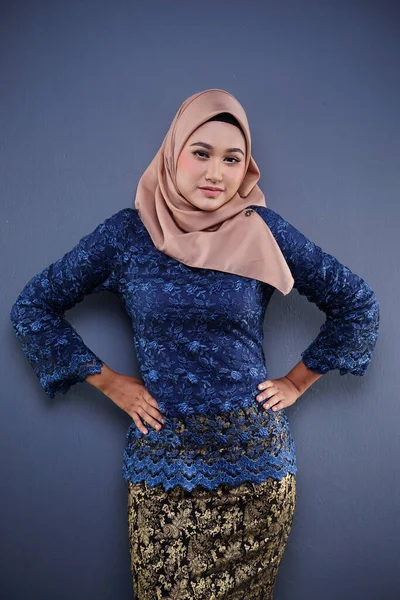 Aantrekkelijk Vrouwelijk Moslim Model Met Donkerblauwe Moderne Kurung Met Hijab — Stockfoto