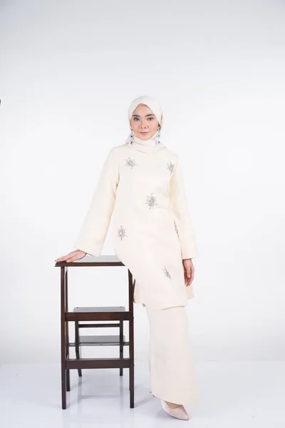 Bela Modelo Muçulmana Feminina Várias Poses Vestindo Kurung Pahang Hijab — Fotografia de Stock