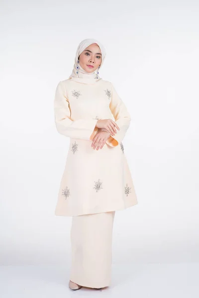 Прекрасна Жіноча Мусульманська Модель Різних Позах Одягнена Курунг Паханг Хіджаб — стокове фото