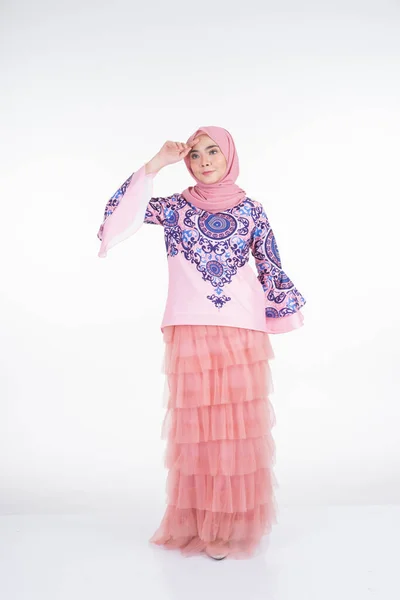 Krásný Muslimský Ženský Model Moderním Oblečení Hidžábem Městský Životní Styl — Stock fotografie