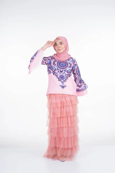 Mooi Moslim Vrouwelijk Model Met Moderne Kleding Met Hijab Een — Stockfoto