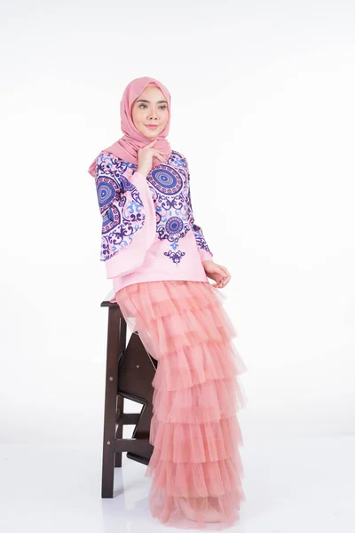 Gyönyörű Muszlim Női Modell Visel Modern Ruházatot Hidzsáb Városi Életmód — Stock Fotó