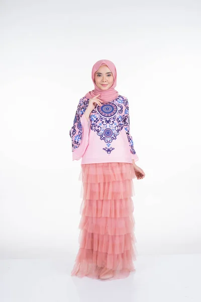 Mooi Moslim Vrouwelijk Model Met Moderne Kleding Met Hijab Een — Stockfoto