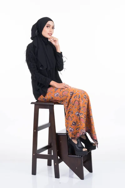 Bella Modella Asiatica Varie Pose Indossando Top Nero Con Batik — Foto Stock