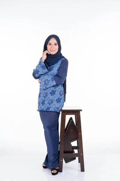 Bellissimo Modello Femminile Varie Pose Indossando Kurung Hijab Moderni Abbigliamento — Foto Stock