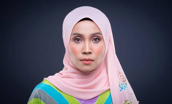 Fejlövés Portré Egy Gyönyörű Női Muszlim Modell Visel Pasztell Kaftan — Stock Fotó