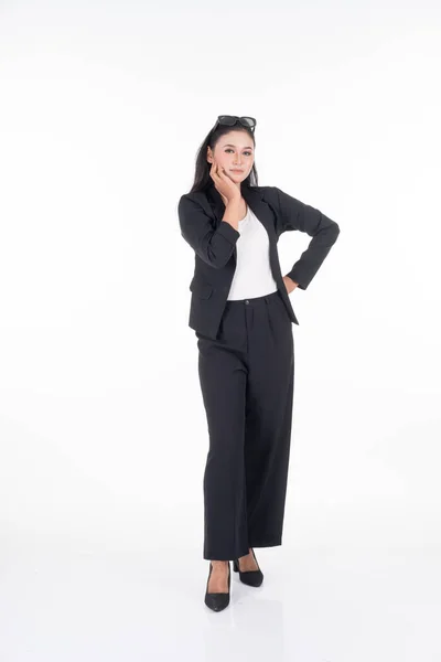 Portret Pięknej Bizneswoman Czarno Białym Ubraniu Biurowym Okularach Przeciwsłonecznych Odizolowanych — Zdjęcie stockowe