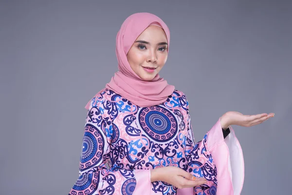 Mooi Moslim Vrouwelijk Model Met Moderne Kleding Met Hijab Een — Stockfoto
