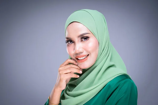 Zdjęcie Głowy Pięknej Muzułmańskiej Modelki Nowoczesnym Kurungu Hidżabie Miejskiej Odzieży — Zdjęcie stockowe