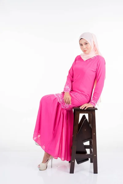 Modelo Feminina Bonita Vestindo Rosa Moderno Kurung Estilo Vida Urbano — Fotografia de Stock