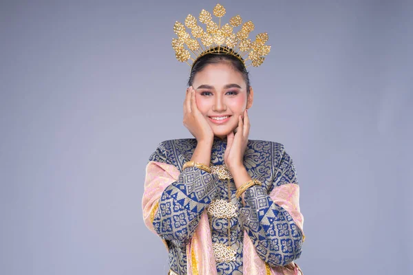 一位美丽的马来西亚传统女舞蹈家 带着迷人的笑容 穿着传统服装跳着舞步 呈灰色 — 图库照片
