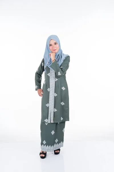 現代的なケバヤとヒジャーブを身に着けている様々なポーズの美しい女性モデル 白い背景に隔離されたイスラム教徒の女性のための現代的な都市生活アパレル 美しさとヒジャーブファッションの概念 — ストック写真