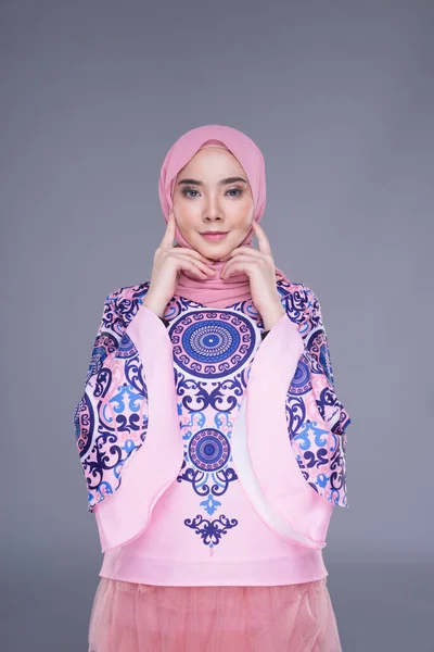 Красивая Мусульманская Женщина Модель Современной Одежде Хиджабом Городской Одежде Мусульманских — стоковое фото