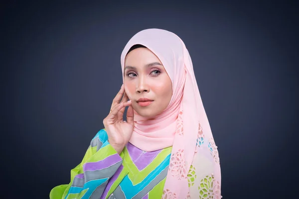 Portrait Tête Affiche Une Belle Mannequin Musulmane Portant Kaftan Pastel — Photo