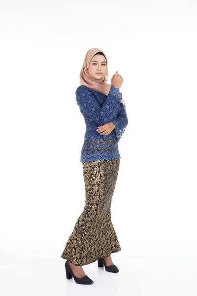 Modelo Feminino Atraente Vestindo Azul Escuro Moderno Kurung Com Hijab — Fotografia de Stock