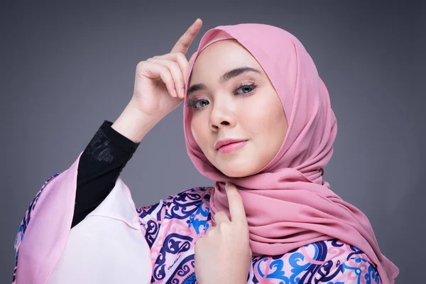 Mooi Moslim Vrouwelijk Model Met Moderne Kleding Met Hijab Een — Stockfoto