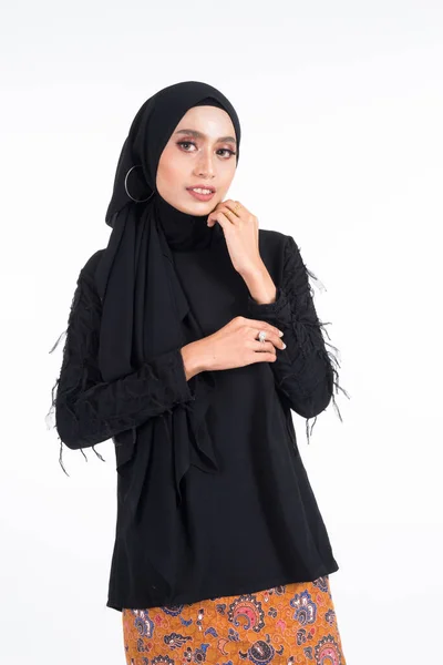 Gyönyörű Ázsiai Modell Különböző Pózok Visel Egy Fekete Felső Batik — Stock Fotó