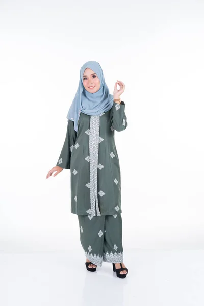 Mooi Vrouwelijk Model Verschillende Poses Met Moderne Kebaya Hijab Een — Stockfoto