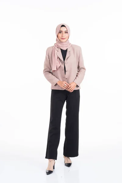 Portrait Intégral Une Belle Mannequin Musulmane Hijab Vêtements Bureau Isolés — Photo