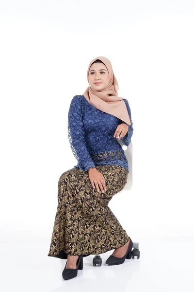 Modelo Feminino Atraente Vestindo Azul Escuro Moderno Kurung Com Hijab — Fotografia de Stock