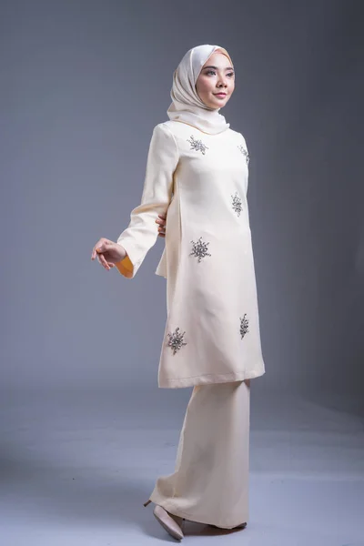 Hermosa Modelo Musulmana Con Kurung Pahang Hijab Una Ropa Estilo — Foto de Stock