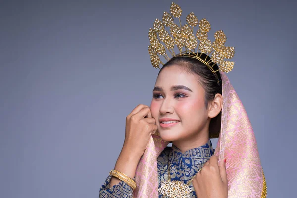 Potret Kepala Seorang Penari Wanita Tradisional Malaysia Yang Cantik Dengan — Stok Foto