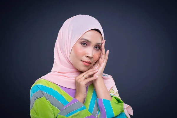 Potret Kepala Dari Model Wanita Muslim Yang Cantik Mengenakan Kaftan — Stok Foto