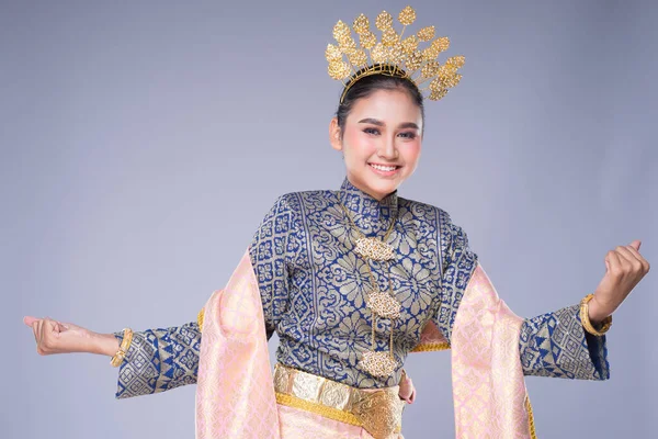 Uma Bela Dançarina Tradicional Malaia Com Sorriso Encantador Executando Passos — Fotografia de Stock