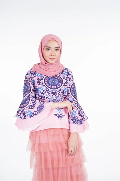 Bellissimo Modello Femminile Musulmano Che Indossa Abbigliamento Moderno Con Hijab — Foto Stock