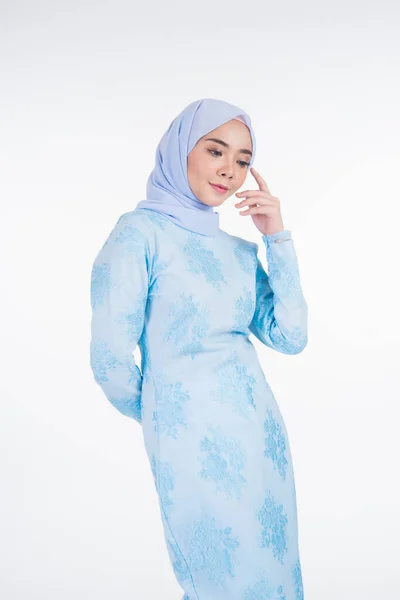 白を基調としたイスラム教徒女性のための都会的なライフスタイルアパレルであるヒジャーブとパステルブルーのモダンなクルンを身に着けている美しいイスラム教徒の女性モデル 美しさとヒジャーブファッションの概念 長さの半分 — ストック写真