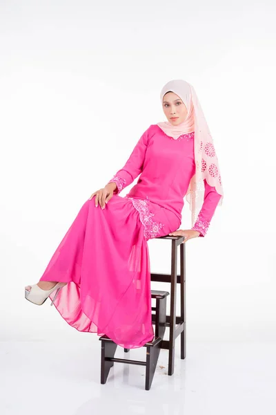 Modelo Feminina Bonita Vestindo Rosa Moderno Kurung Estilo Vida Urbano — Fotografia de Stock